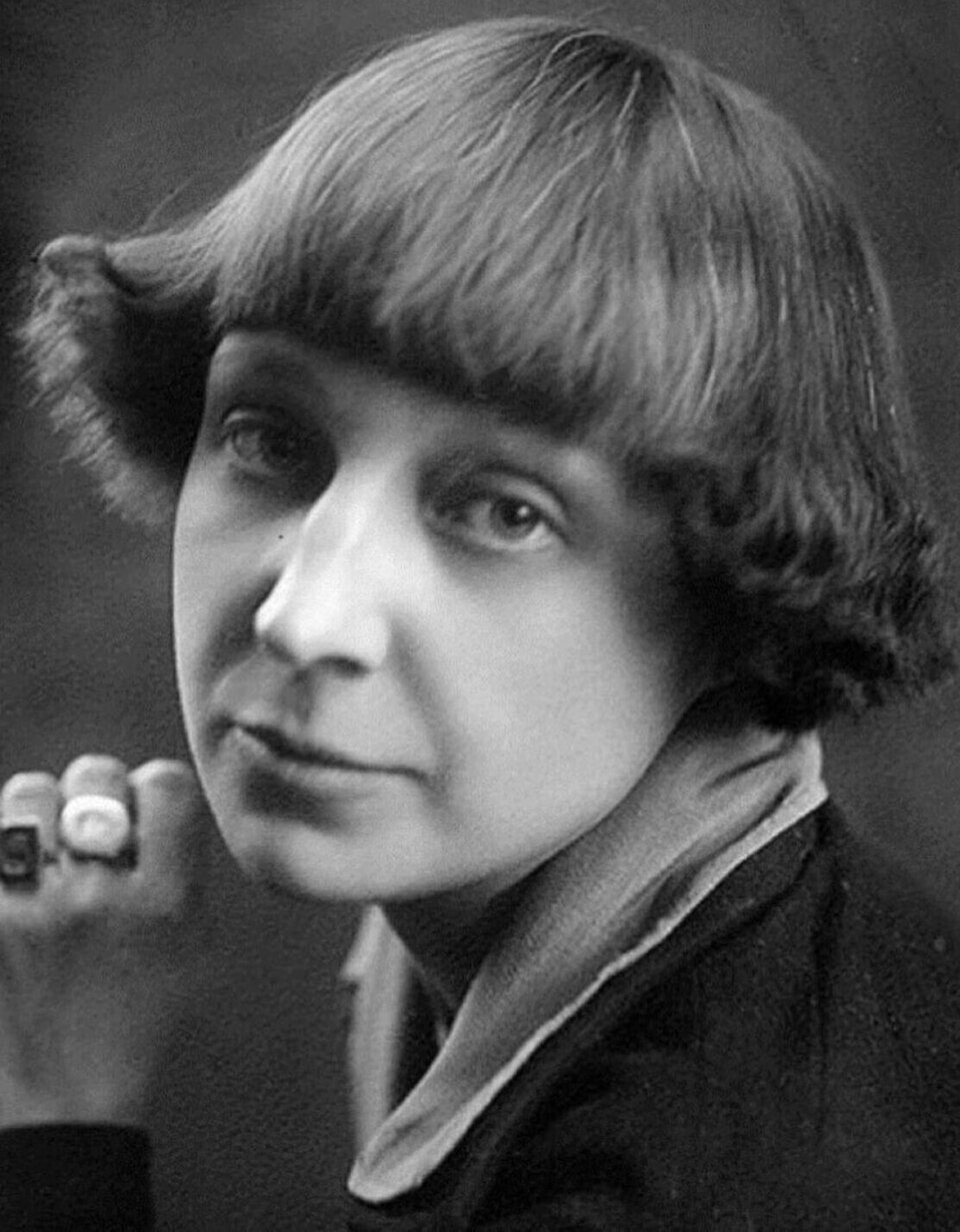 1925 г. Франция. Париж. Русский поэт Марина Ивановна Цветаева в эмиграции. Автор снимка французский фотограф Петр Иванович Шумов.