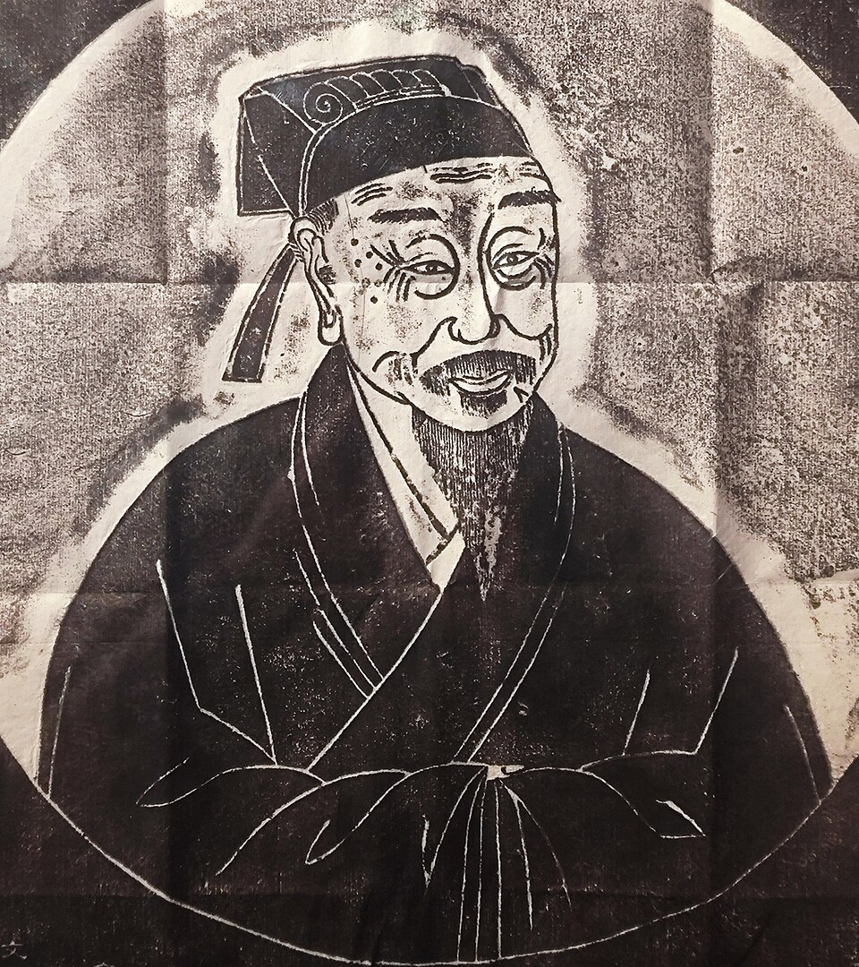 ​公认唯一可靠的朱熹写实肖像（名为“朱熹对镜自画像”），发现于1974年6月，文化大革命时期，建瓯一中的师生在进行社会调查的时候，在建瓯城关豪栋街158号的朱枫（朱熹后裔，出身翰林院世袭五经博士府（朱氏）家庭，担任族总管）家后门坪猪栏的乱砖堆里了发现一块清代的朱子石刻像（因为批林批孔，朱枫被迫将自己保藏的家族圣物…