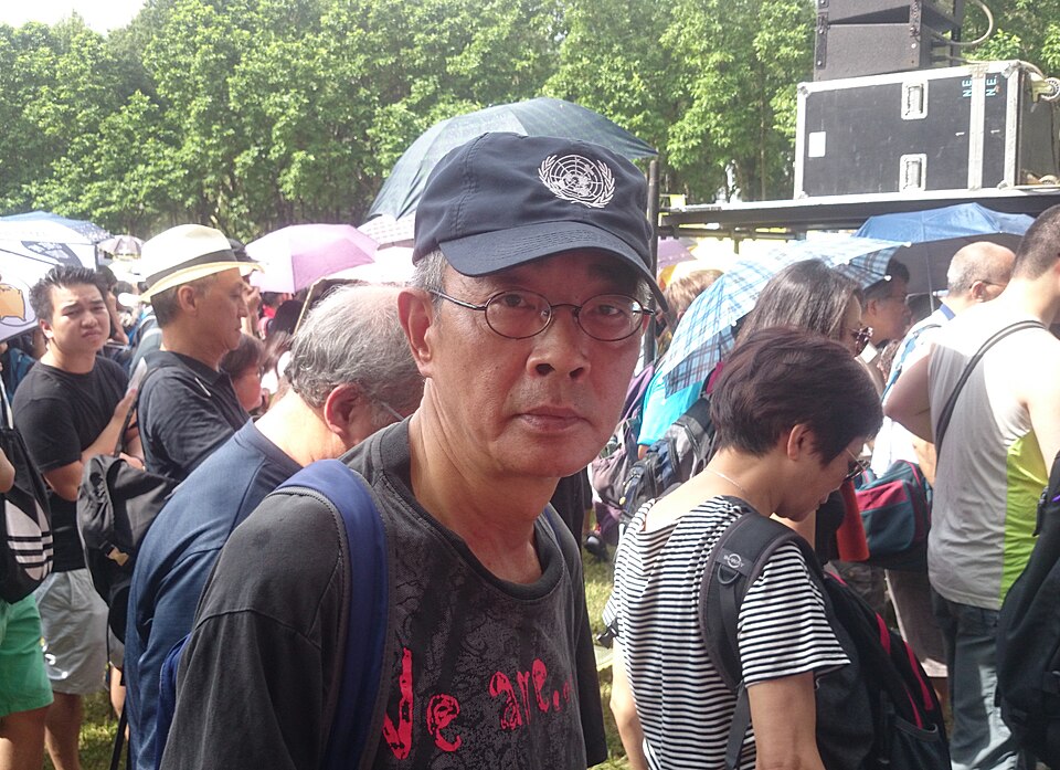 林榮基企咗喺維多利亞公園度。