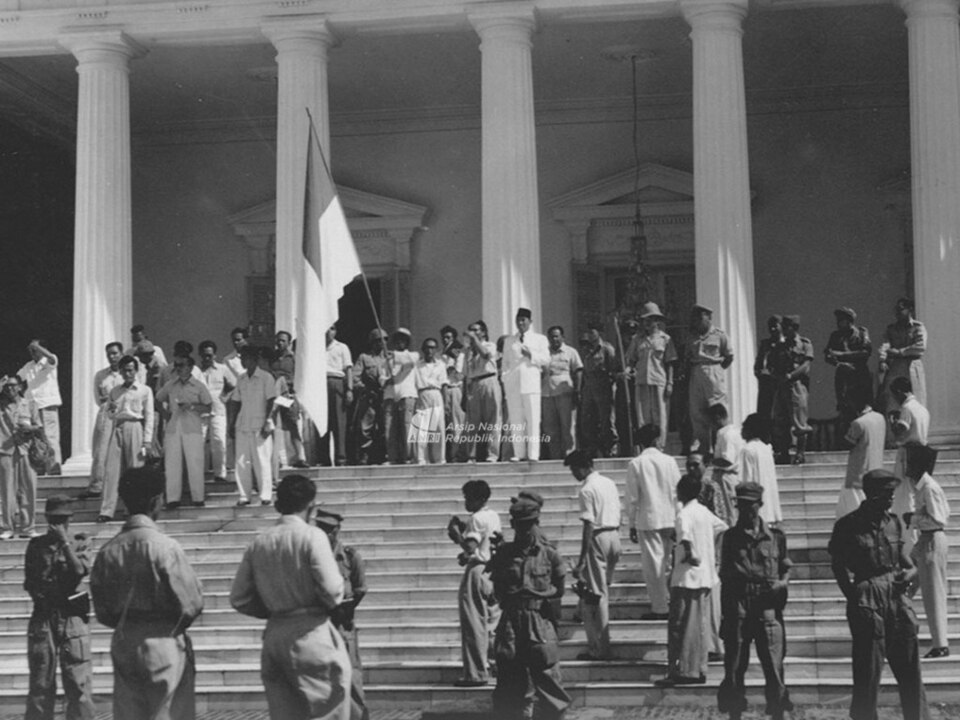 The situation at the Merdeka Palace during the 17 October affair, a representative of the demonstrators can be seen speaking next to President Sukarno…