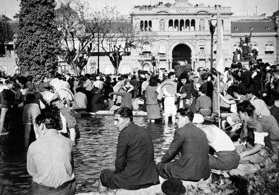 Photo of Juan Perón's supporters in Plaza de Mayo. The photo is popularly known as Las patas en la fuente .