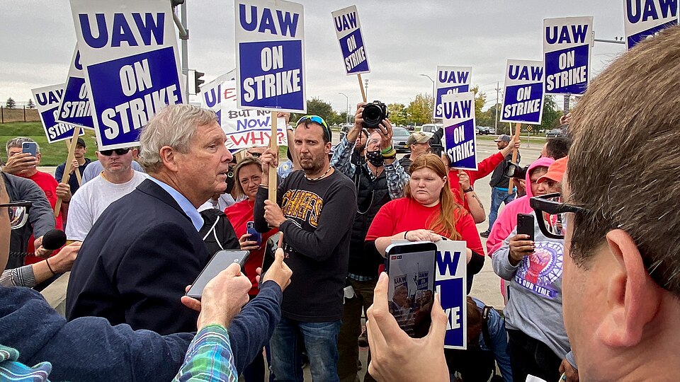 U.S. Department of Agriculture USDA Secretary Tom Vilsack met with the men and women of United Auto Workers Local 450 as they continue their fight for a…