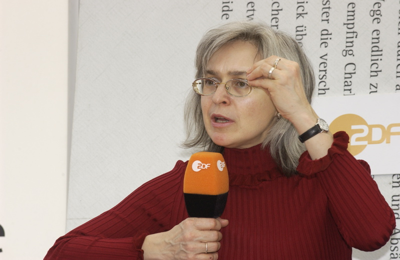 Anna Politkovskaya in the "blue Sofa" at the presentation of her book Putin's Russia during the 2005 Leipzig Book Fair