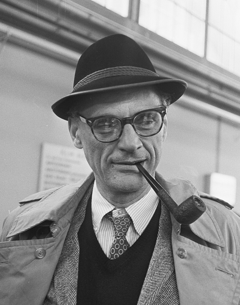 De Amerikaanse toneelschrijver Arthur Miller op Schiphol