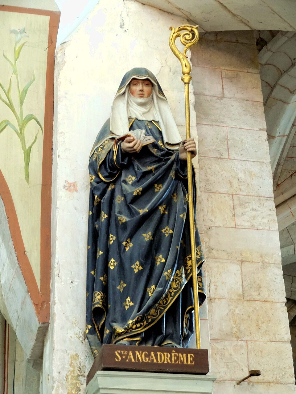 Statue de sainte Angadrème.