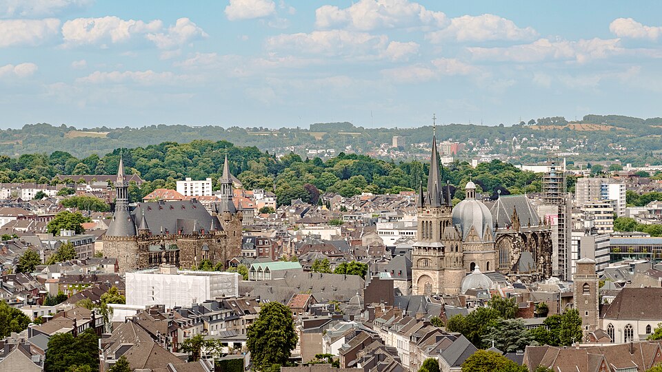 Überblick über die Altstadt Aachens, mit den markanten Gebäuden Rathaus und Dom - die Aufnahme entstand während einer Turmbesteigung von Sankt Jakob, welche…