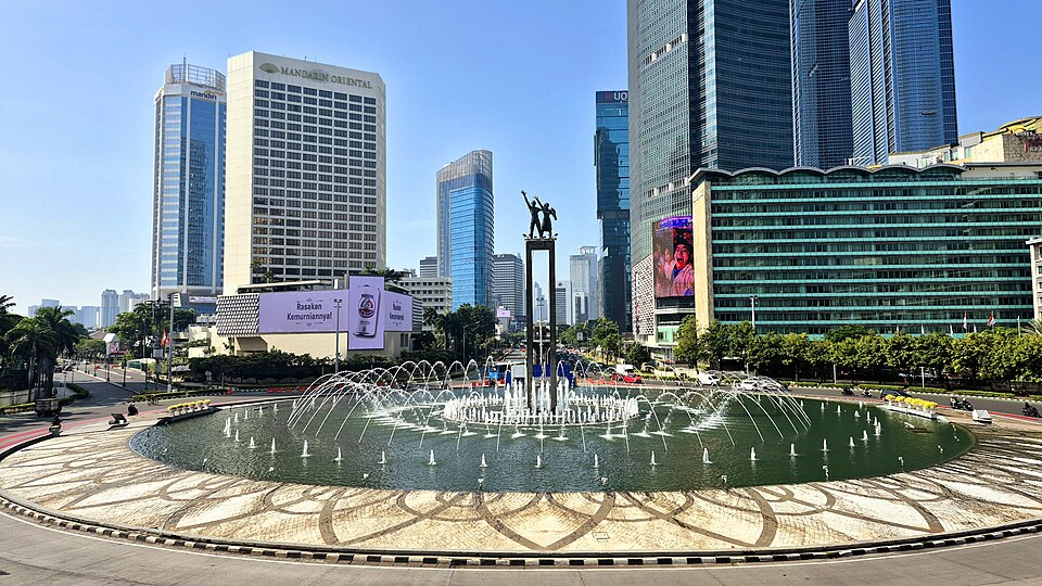Bundaran Hotel Indonesia dari Halte Transjakarta Bundaran HI Astra pada Maret 2025