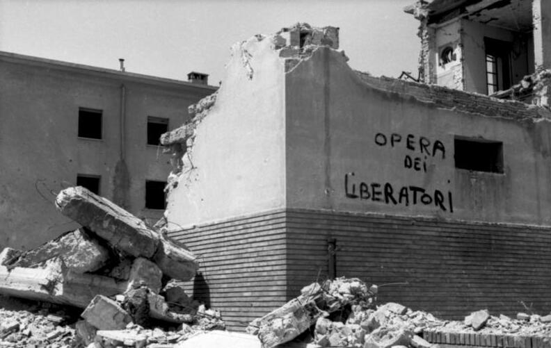 Information added by Wikimedia users. Iscrizione di propaganda di guerra ("L'opera dei liberatori") su una casa di Roma distrutta dai bombardamenti Alleati,…