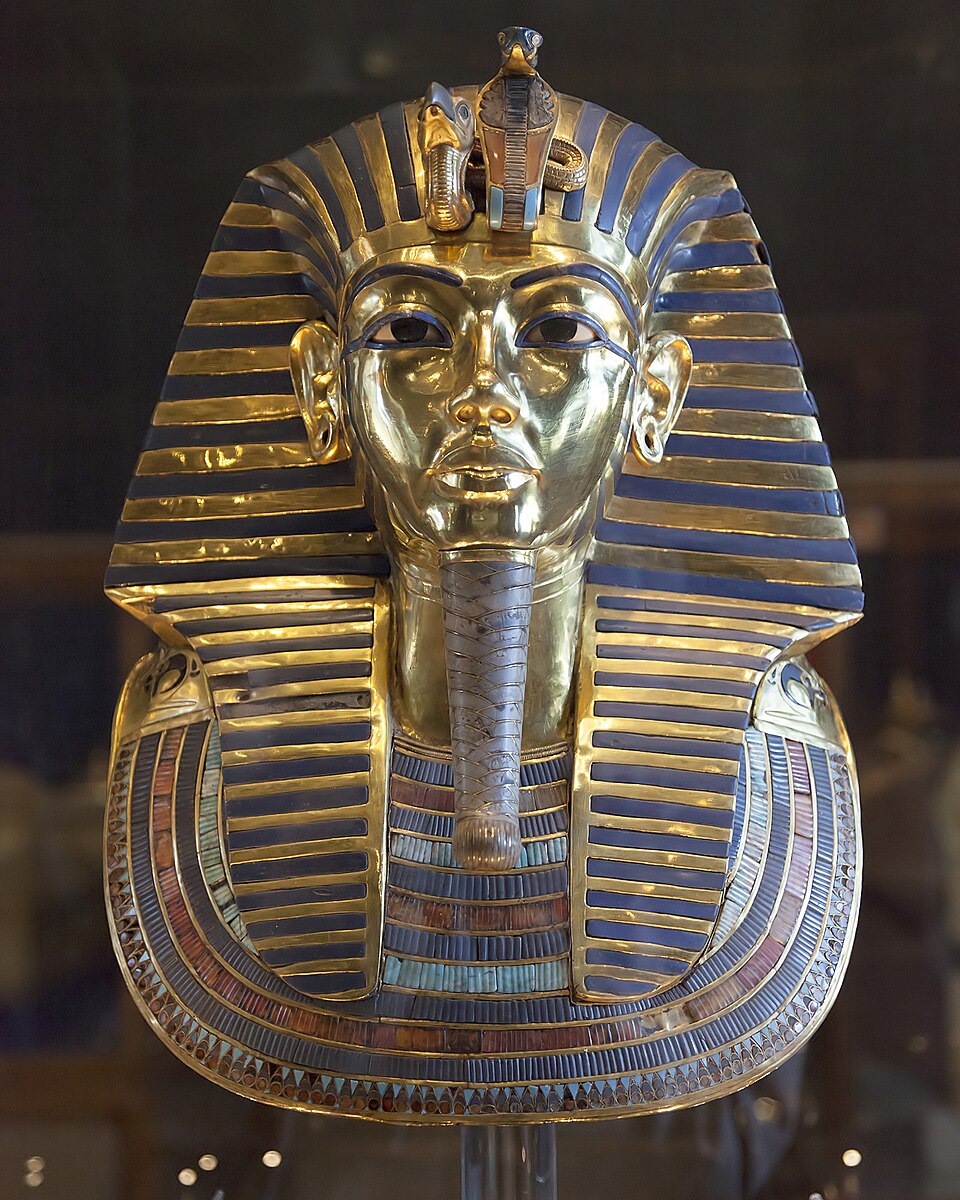 Since January 1, 2016 it is possible again to take photographs in the Egyptian Museum in Cairo. The funerary mask of Tutankhamun is certainly the most…