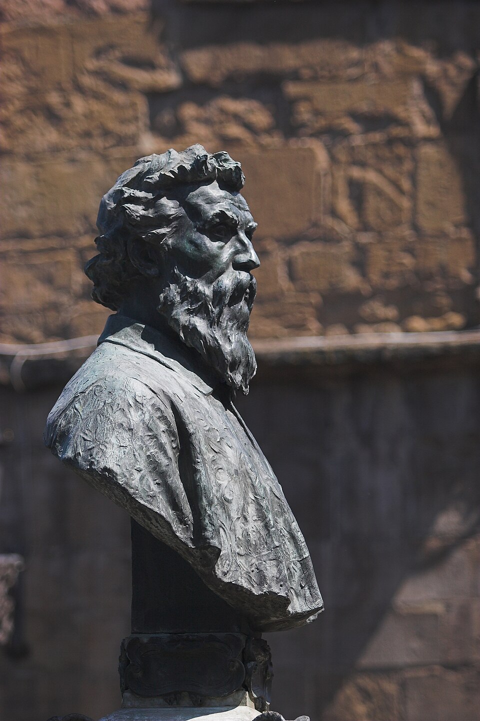 Monumento a Benvenuto Cellini , di Raffaello Romanelli (1901), al centro di Ponte Vecchio , a Firenze. Foto di Thermos