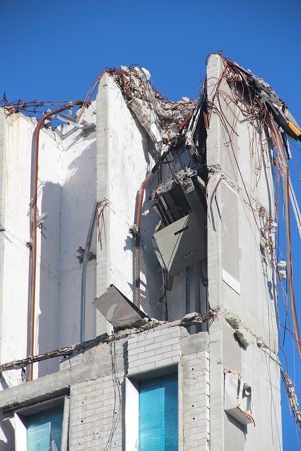 Detalle del foso de ascensores en el Edificio Space después del colapso de la torre 6 y posterior demolición de las torres restantes.