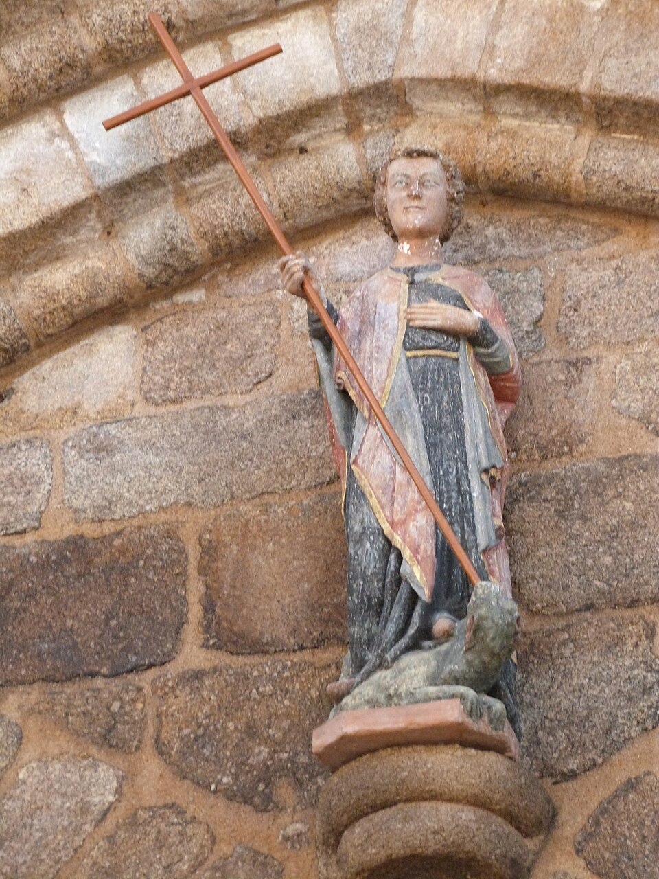 Sur le tympan de la collégiale Saint-Junien, statue de saint Junien terrassant le dragon (Saint-Junien, Haute-Vienne)