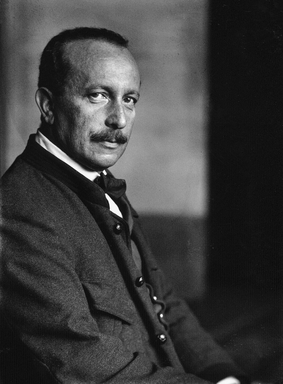 Author Felix Salten in Vienna, 1910 or later.