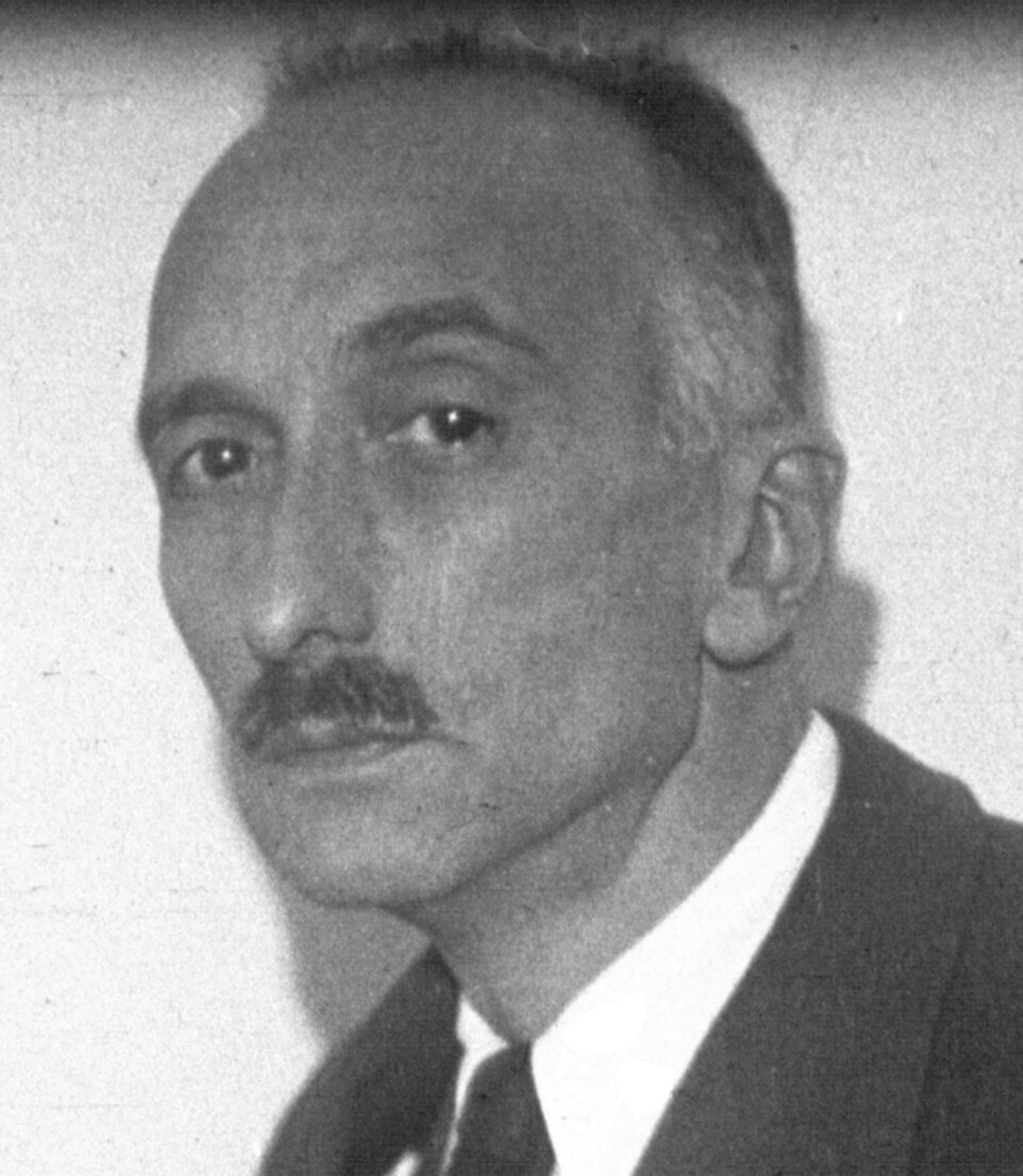 François Mauriac chez lui en 1933 préparant son discours d'entrée à l'Académie française.