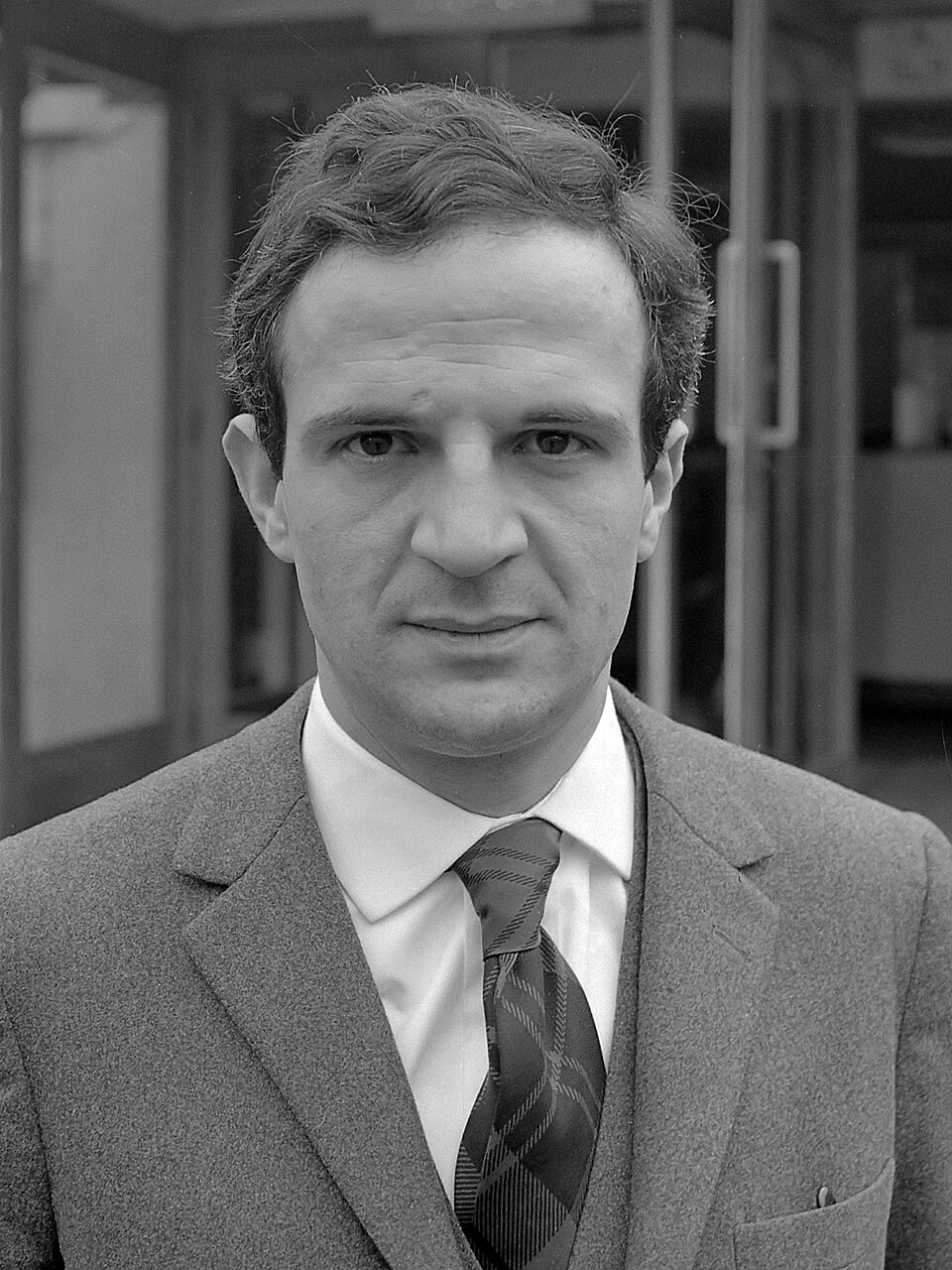Franse regisseur Francois Truffaut voor bioscoop Cinétol, waar zijn film draait [Le Peau Douce?] tijdens Nouvelle Vague festival 15 maart 1965