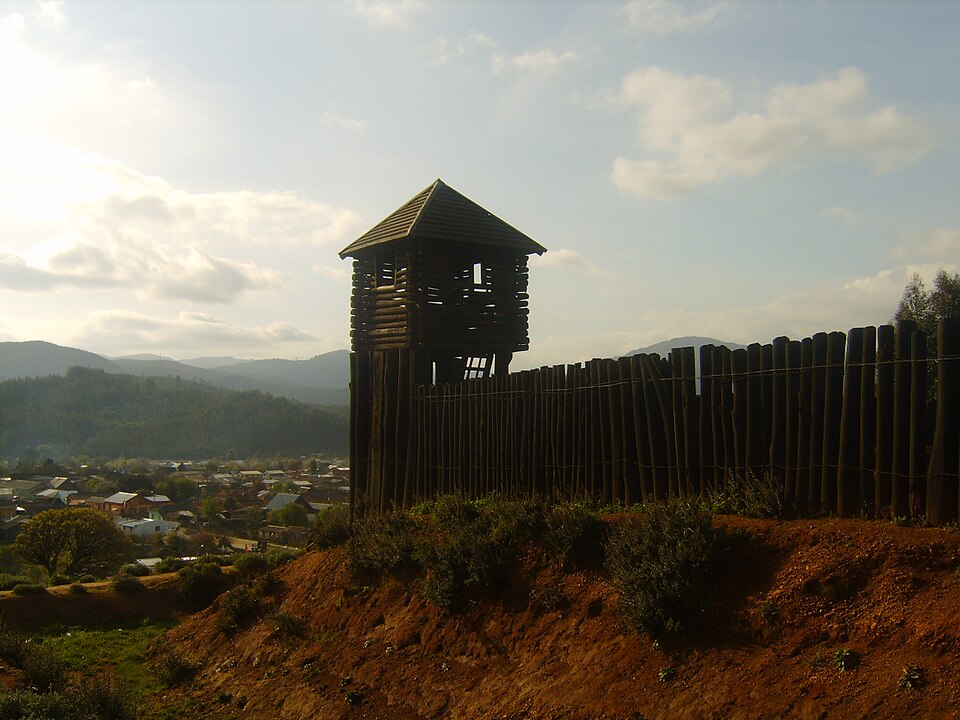 Fuerte de Purén en Chile, al fondo vista de la ciudad de Purén.