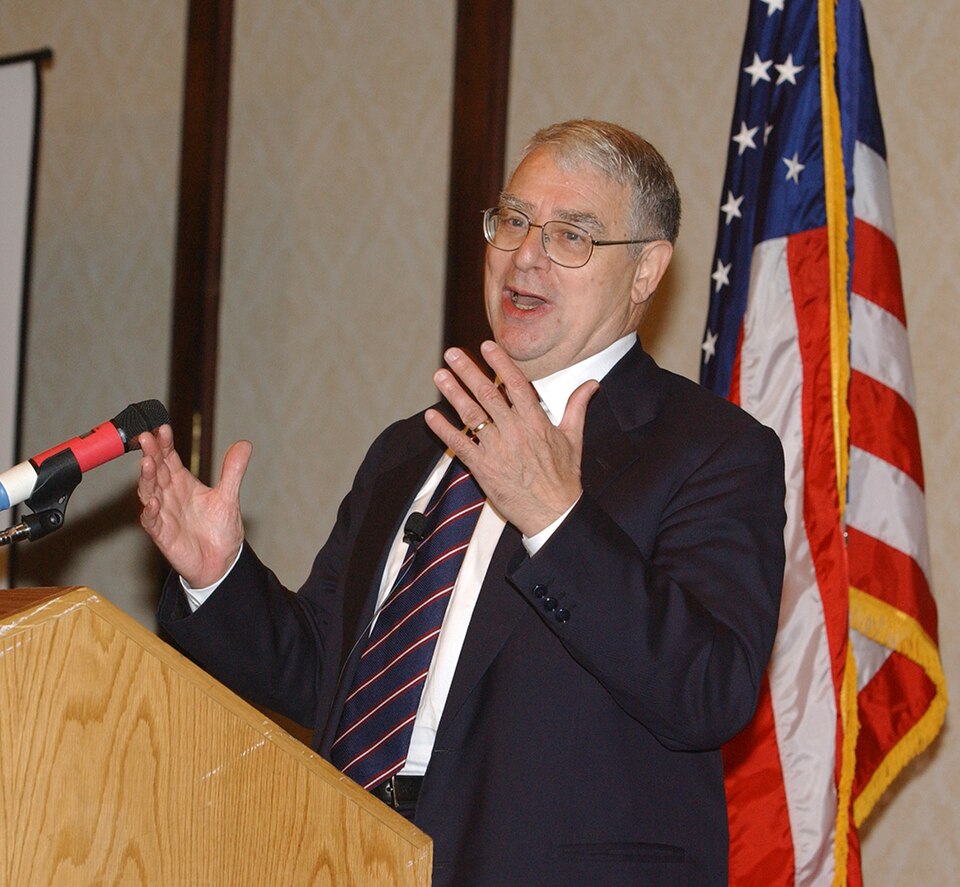 Riccardo Giacconi speaking at a Chandra Symposium in 2003