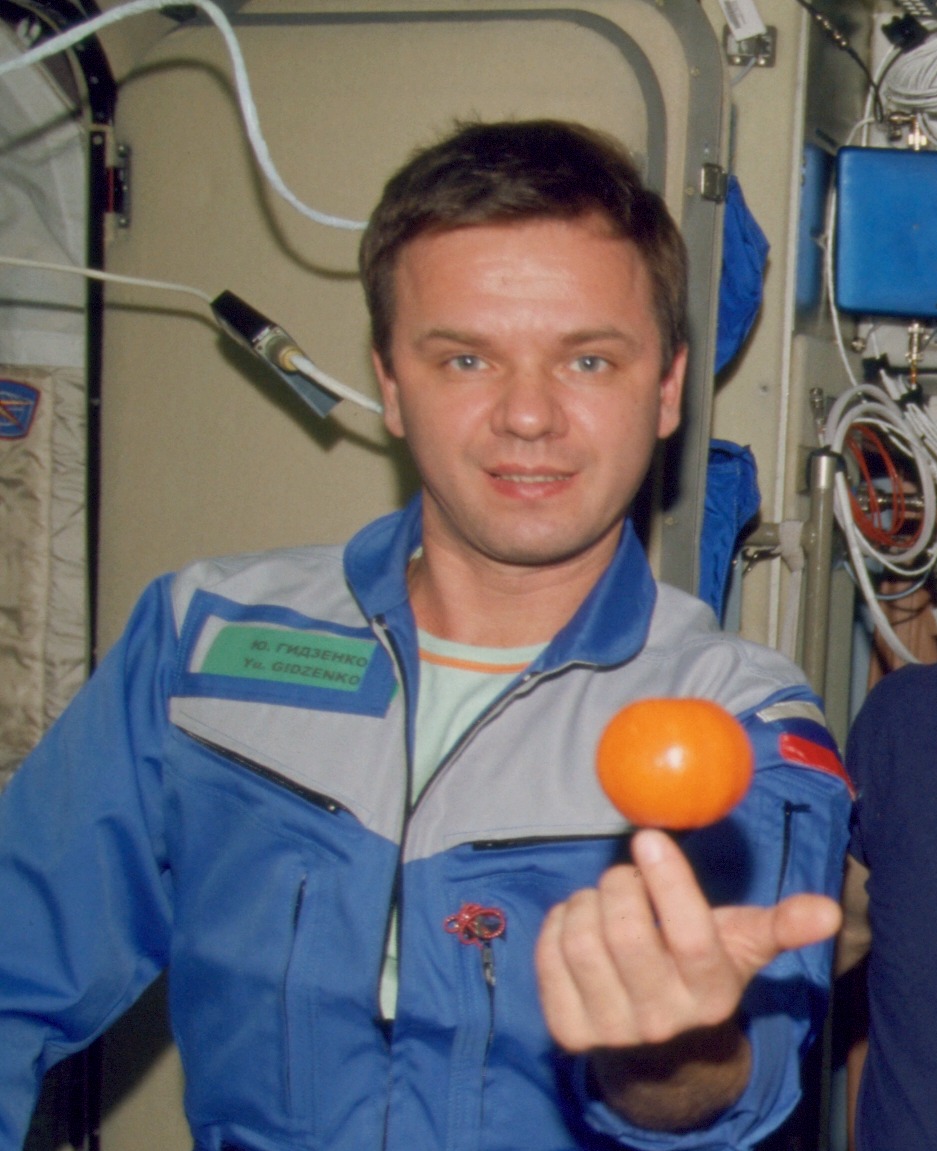 ISS01-328-015 (4 December 2000) --- The Expedition One crew members are about to eat fresh fruit in the form of oranges onboard the Zvezda Service Module of…