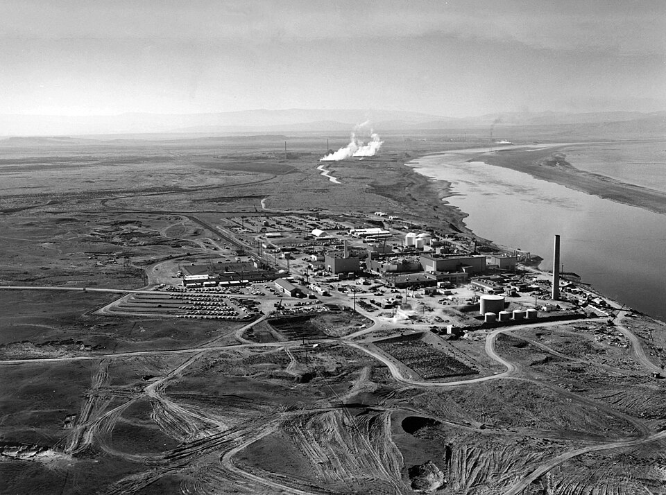 The en:N Reactor at the en:Hanford site , along the en:Columbia River . The twin KE and KW reactors can be seen in the immediate background, with the en:B…