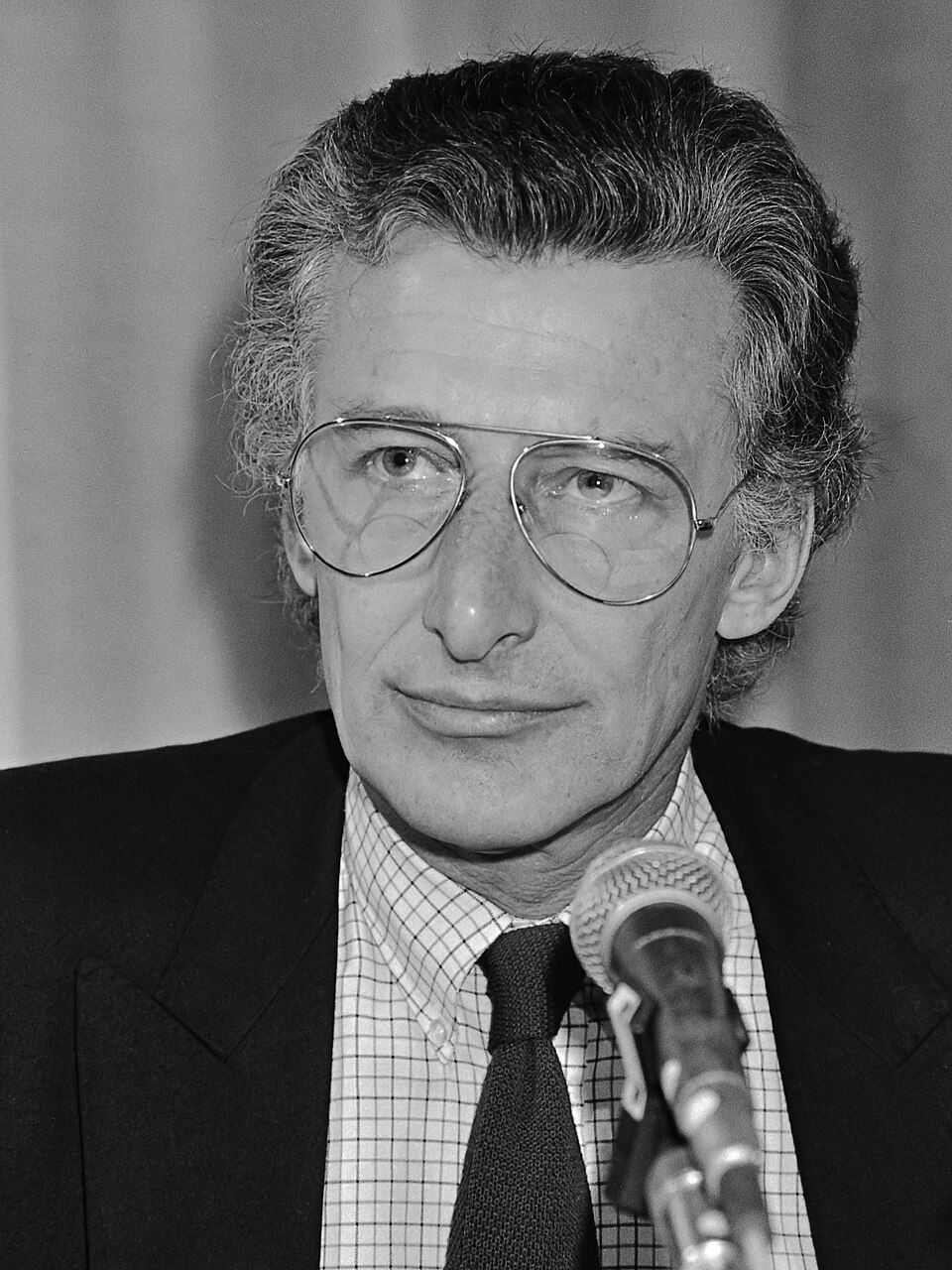 Harry Mulisch bij een politiek debat in centrum De Populier in Amsterdam met Joop den Uyl en Hans van Mierlo