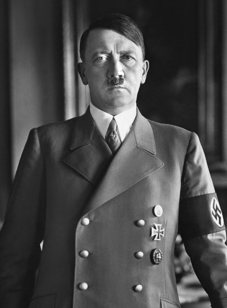 1938 portrait photograph of Adolf Hitler