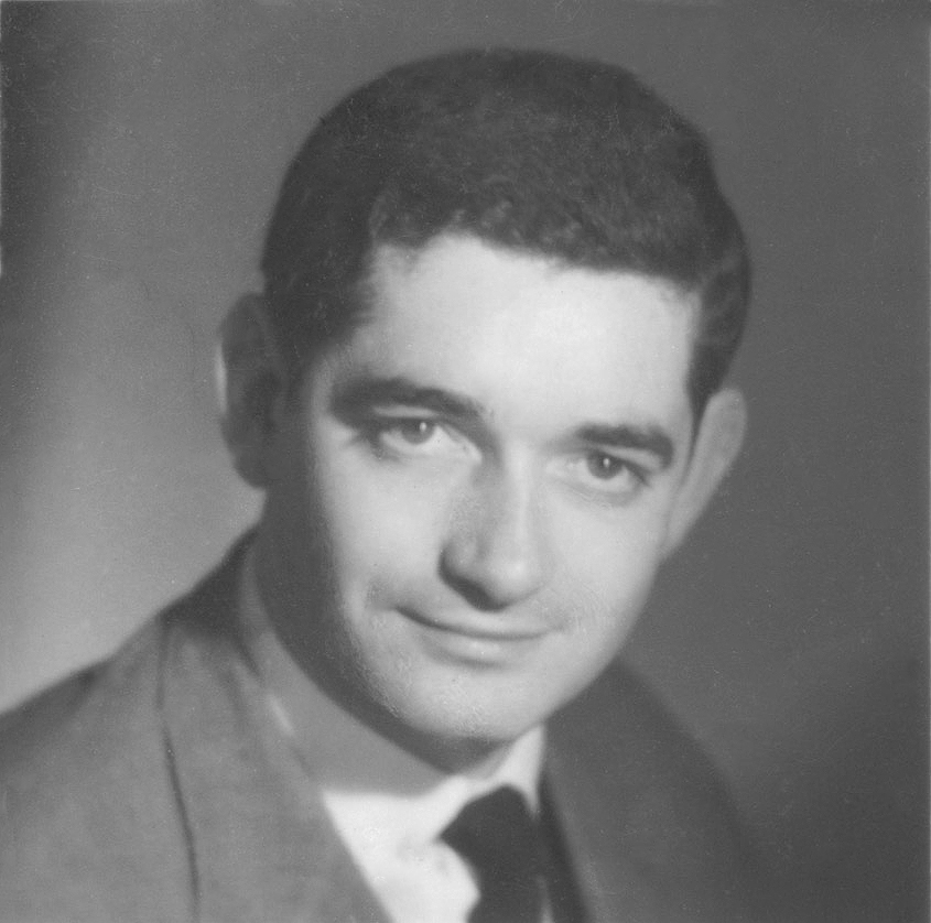 Jacques Demy poste la tête légèrement penchée en avant, le corps légèrement tourné vers sa gauche, regarde devant lui, vers la source lumineuse. Il arbore…