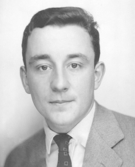 Louis Malle regarde l'objectif, sans sourire. Il porte les cheveux bruns, courts, coiffés en arrière. Il est vêtu d'un veston gris clair, d'une chemise…