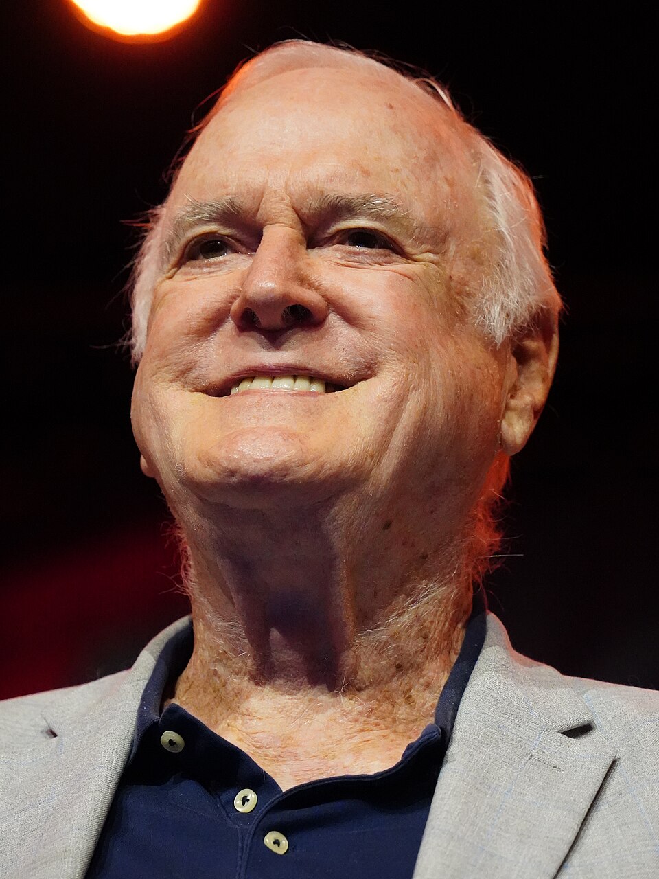Author : @Kiri Karma Comiccon Holland 2026 - Q & A John Cleese John Cleese aka Nearly Headless Nick, Q, member of the Monty Python Collective, King Harold,…