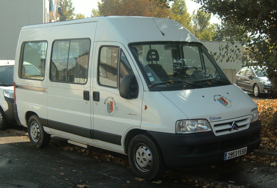 Un Citroën Jumper du réseau Distribus dans une rue de Saint-Louis.