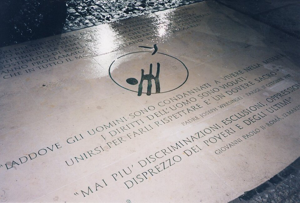 Lapide in onore delle vittime della miseria posta sul Sagrato della Basilica di San Giovanni in Laterano a Roma. Inaugurata il 15 ottobre 2000. Con le…