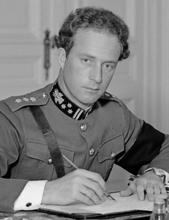 Koning Leopold III achter zijn bureau in het paleis te Laken 1934