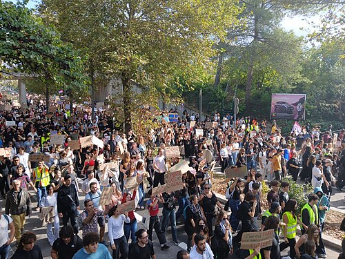 Manifestation du 17 octobre 2026 sur l'avenue de l'Europe à Aix-en-Provence (Bouches-du-Rhône), dans le cadre de la journée nationale de mobilisation contre…