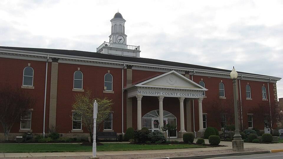 Front of the Mississippi County Courthouse , located at 200 N. Main Street in Charleston , Missouri , United States .