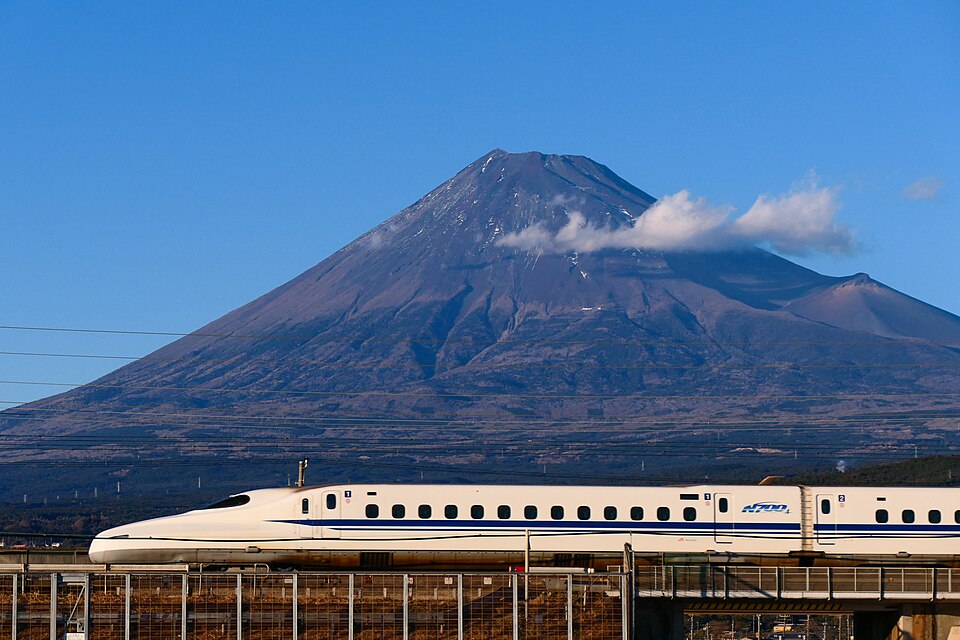 富士山をバックに東海道新幹線の三島 - 新富士間を走行するJR東海所属のN700A新幹線電車
