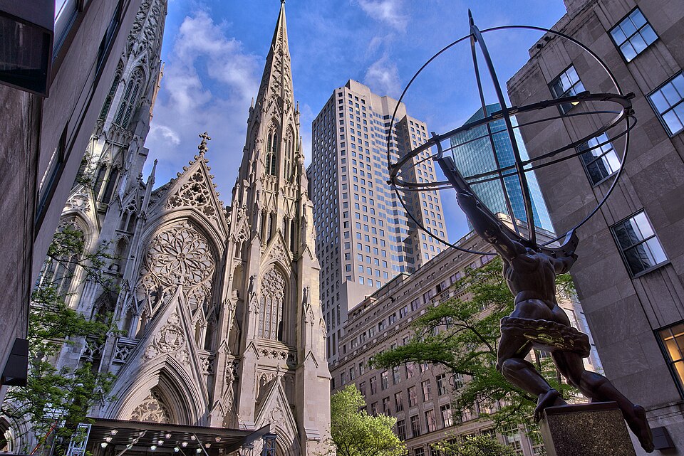 Façade de la Cathédrale St Patrick, et l'Atlas du Rockfeller Center