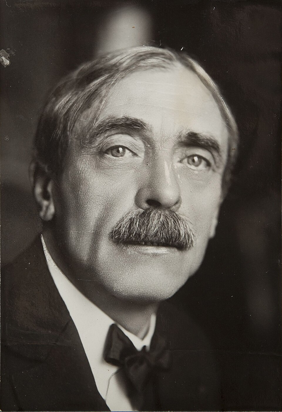 Paul Valéry photographié par Henri Manuel, 14,6 x 10 cm, vers 1925.