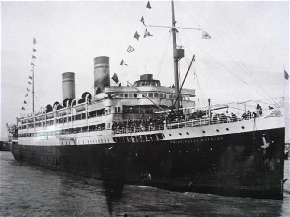 Foto do navio Principessa Mafalda de bandeira italiana que naufragou em 25 de outubro de 1927, devido ao rompimento do tubo telescópico do eixo do hélice…