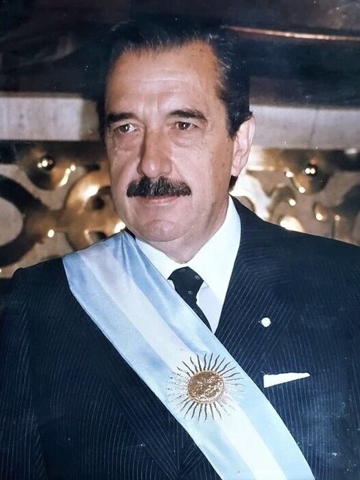 Raúl Alfonsín con banda presidencial