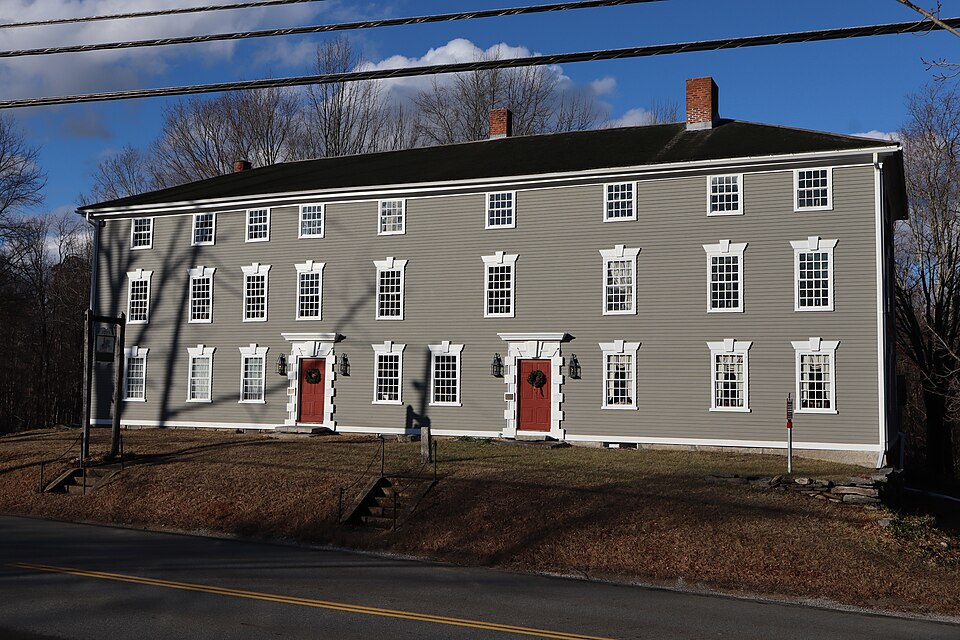 Picture of the front of the historic Rider Tavern in Charlton, Massachusetts