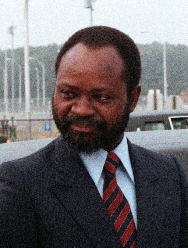 President of Mozambique Samora Moisés Machel speaks with the state department officials and a colonel before departing the United States.