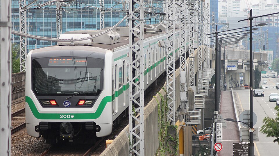 Seoul Metro Class 2000 series 10-car EMU set 2x09 leaving Hanyang University Station on the Seoul Metro Line 2 in Seongdong-gu, Seoul, Republic of…