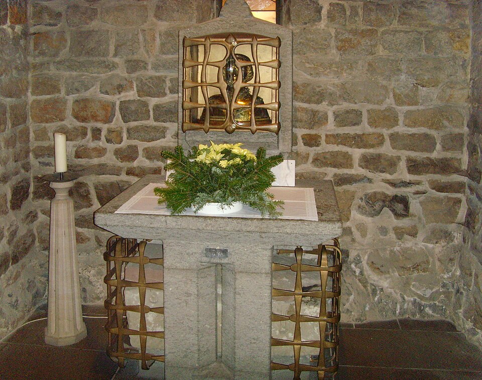 Sarkophag (unten, leer) und Kopf- bzw. Büstenreliquiar des St. Lubentius in der Lubentiuskapelle Dietkirchen