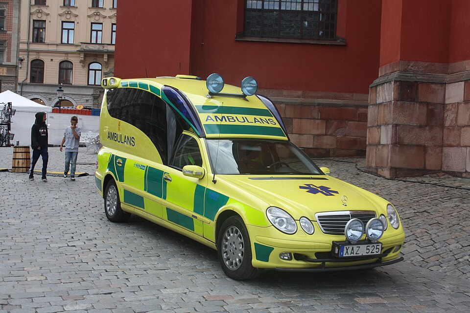 Ambulans vid S:t Jacobs kyrka under Kulturfestivalen.