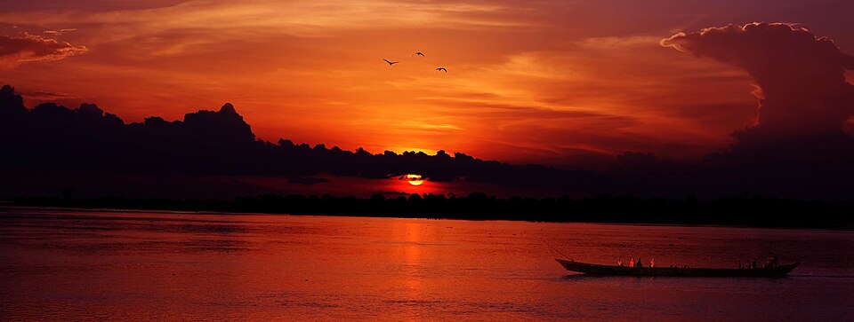 Sunset at the Benue river, the fishermen retires home, the birds fly back, a home time for everyone. I waited at the river bank for 7 hours to capture the…