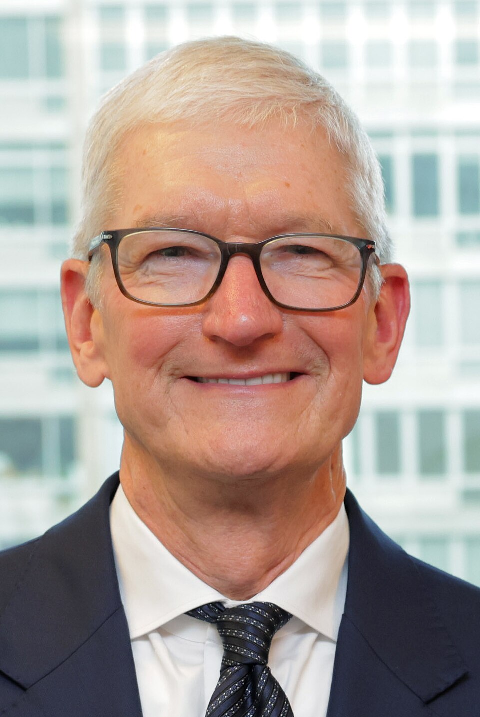 Tim Cook, Ursula von der Leyen, from left to right