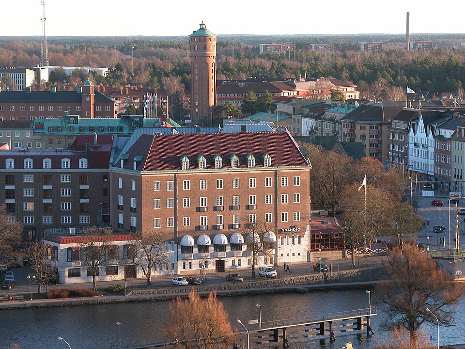 Trollhättans vattentorn. Arkitekt Erik Josephson. I förgrunden gamla stadshuset byggt 1916. Arkitekter var Yngve Rasmussen, Göteborg, och Carl M. Bengtson…