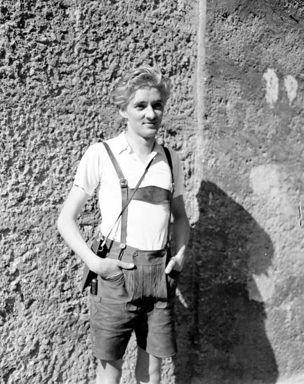 Oskar Werner an einer Mauer beim Salzburger Festspielhaus.