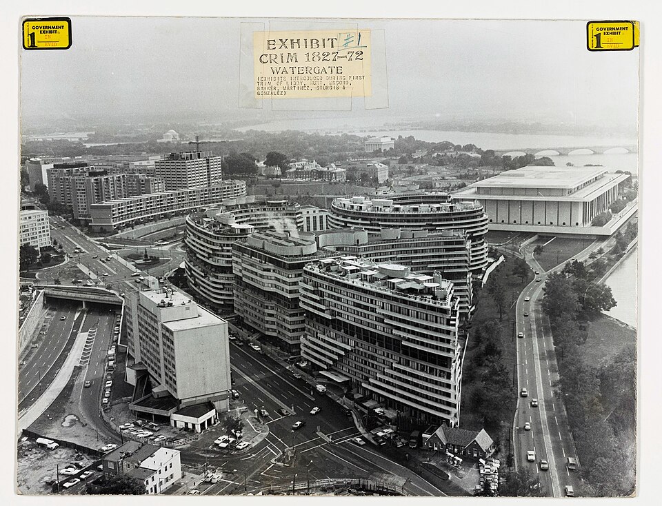 Das Watergate-Hotel. Ein Einbruch in das im Hotel befindliche Wahlkampfhauptquartier der Demokraten und dessen Folgen führten in den 70er Jahren zum…