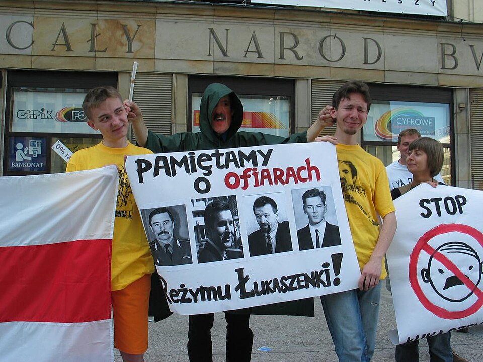 Happening "Pan tak samo może zniknąć!" w Warszawie, przypominający o zaginięciach opozycjonistów na Białorusi.
